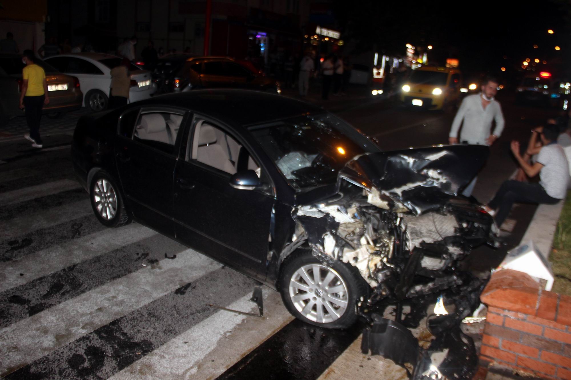 Kazada park halindeki araçlar ve bir market hasar gördü