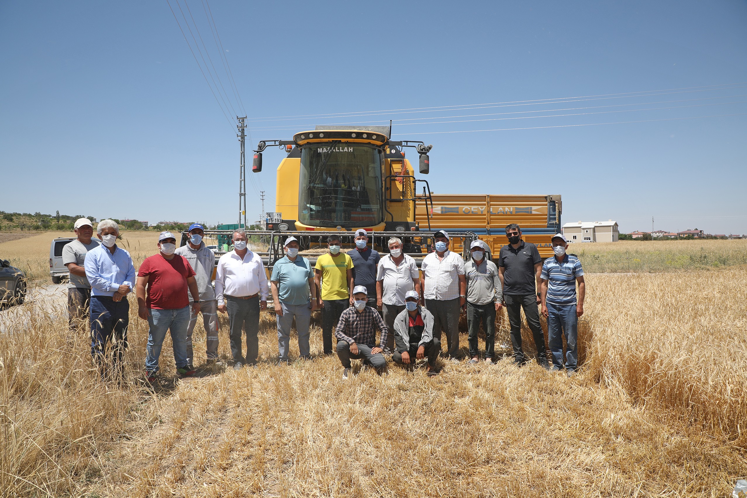 Başkan Yalçın’dan ekin biçenlere ‘Bereketli olsun’ ziyareti