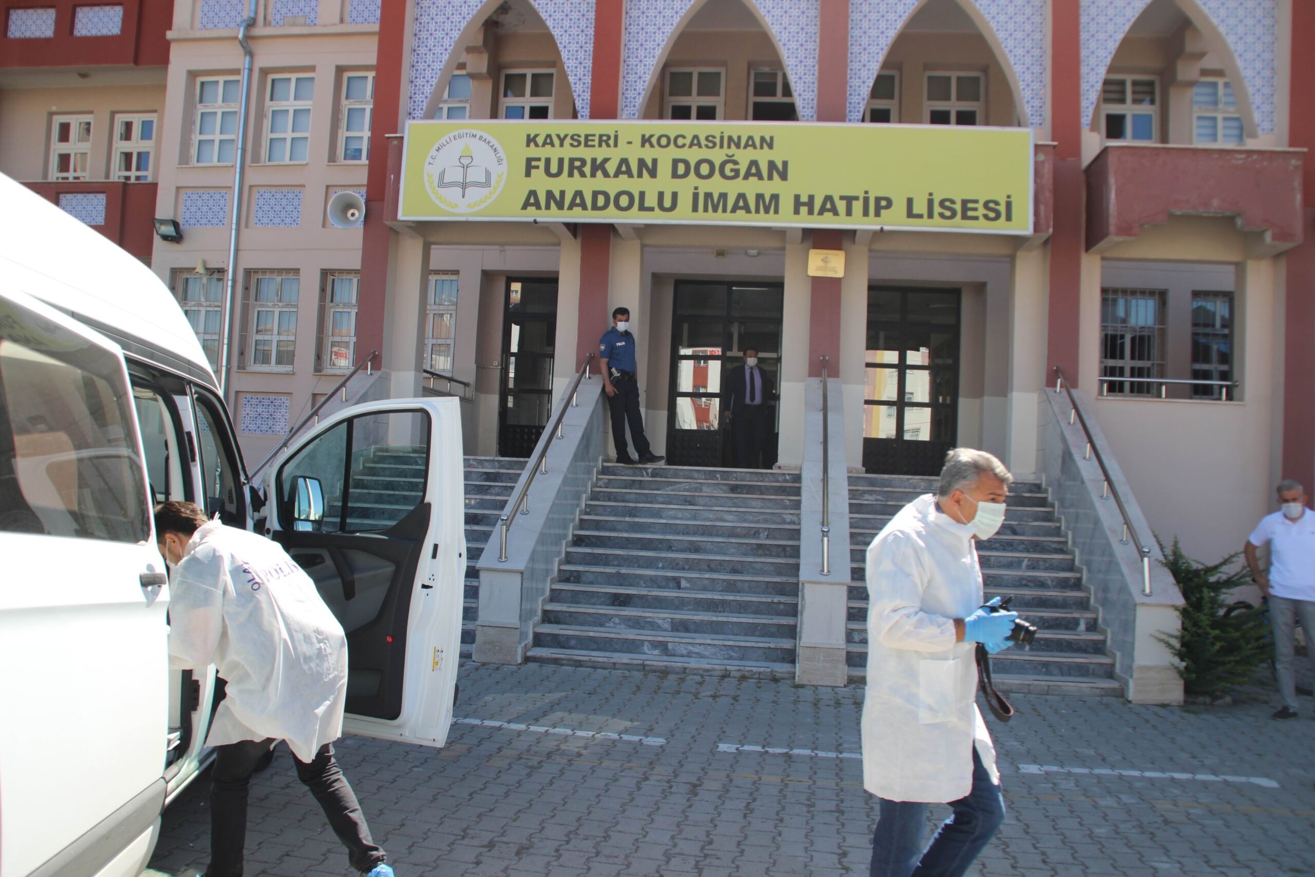 46 YAŞINDAKİ MÜDÜR YARDIMCISI ODASINDA HAYATINI KAYBETTİ