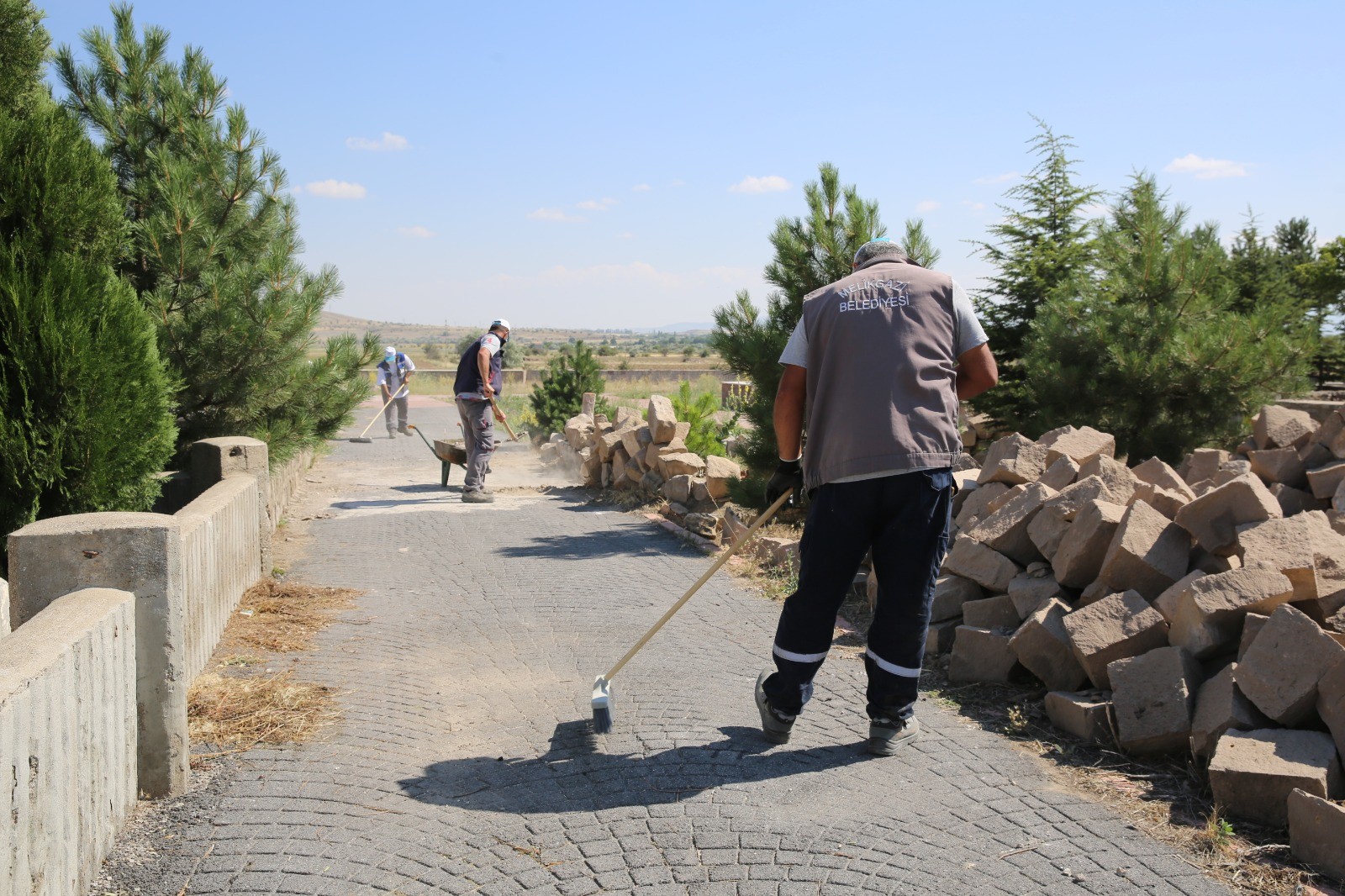MELİKGAZİ’DE BAYRAM ÖNCESİ MEZARLIKLAR TEMİZLENİYOR