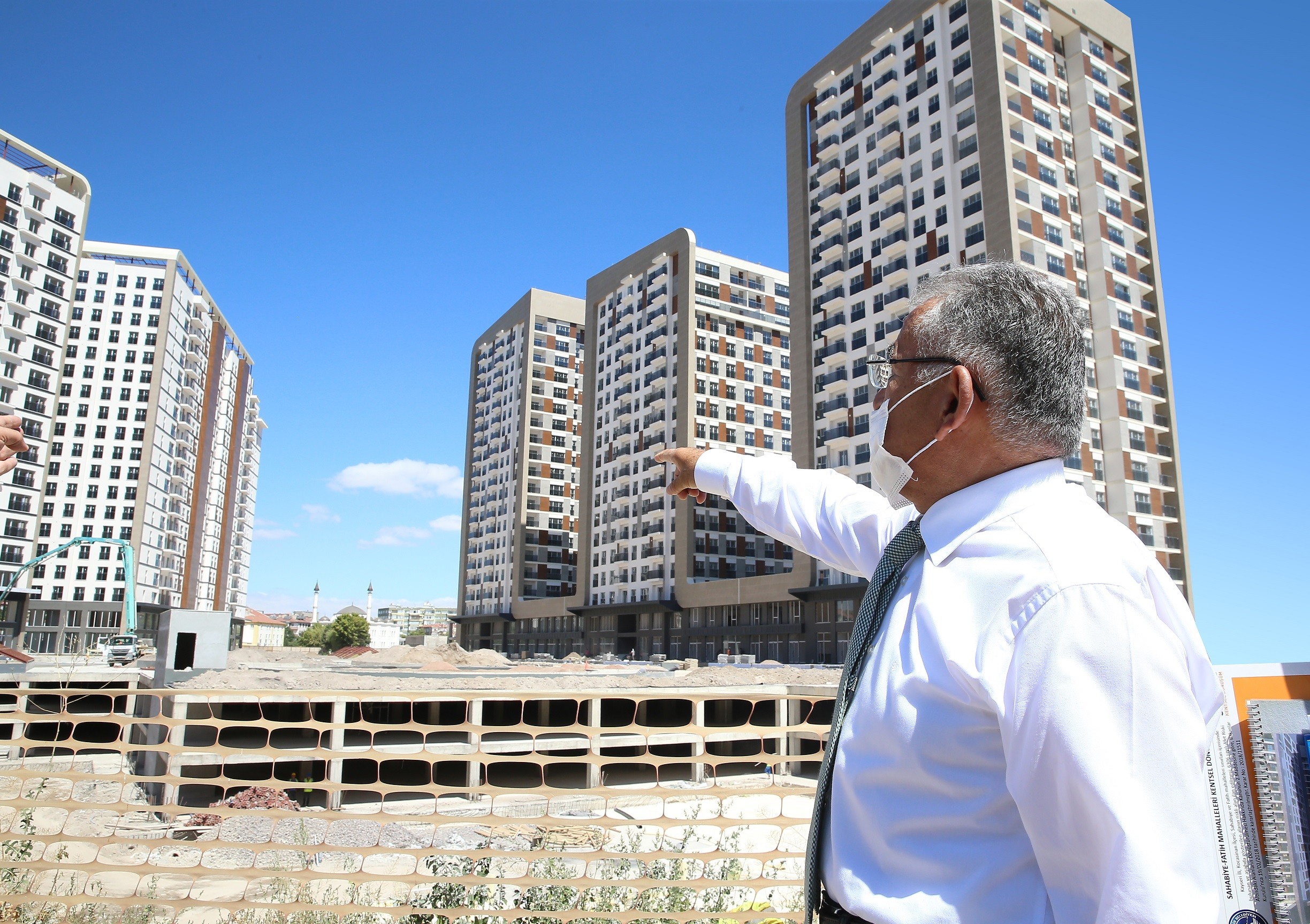 BAŞKAN BÜYÜKKILIÇ’IN ELİ SAHABİYE’NİN ÜSTÜNDE