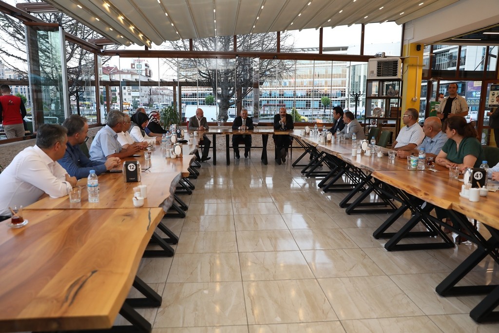 KOCASİNAN KAYMAKAMI HÜSEYİN KARAMEŞE ONURUNA VEDA YEMEĞİ