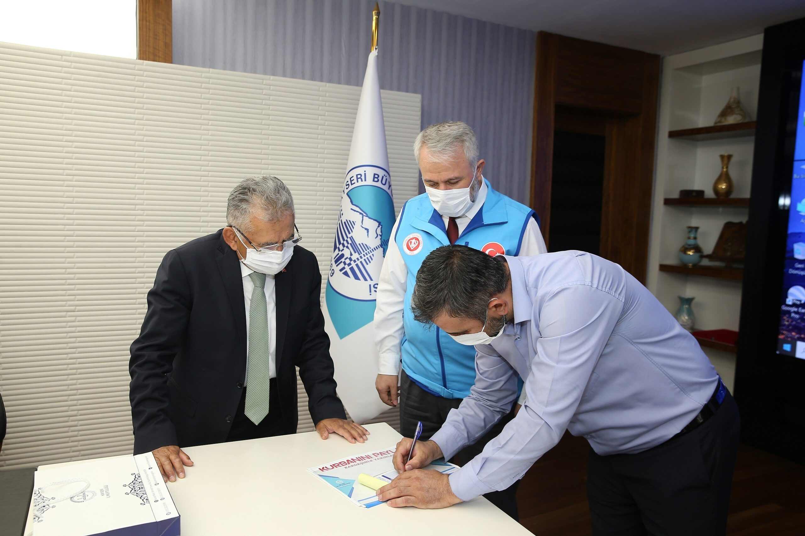 BAŞKAN BÜYÜKKILIÇ’TAN DİYANET VAKFI’NA KURBAN BAĞIŞI