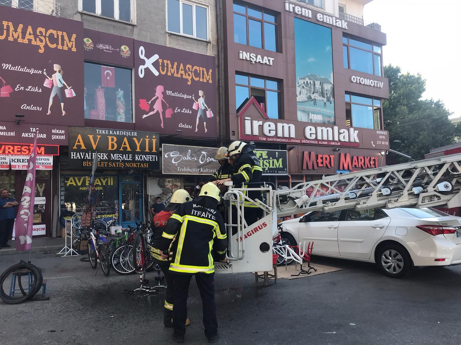 Apartmanın çatısında çıkan yangın itfaiye ekiplerini harekete geçirdi