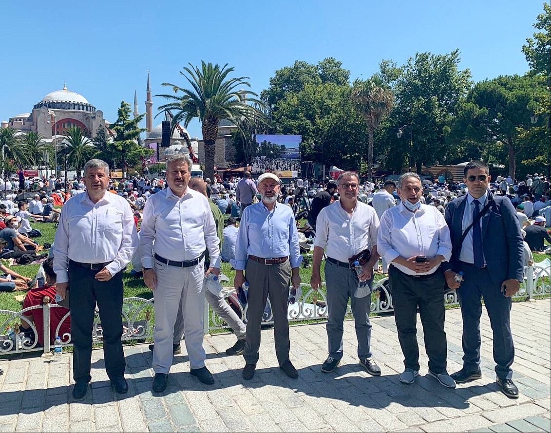 BAŞKAN ÇOLAKBAYRAKDAR, AYASOFYA’DA KILINAN İLK CUMA NAMAZINA KATILDI