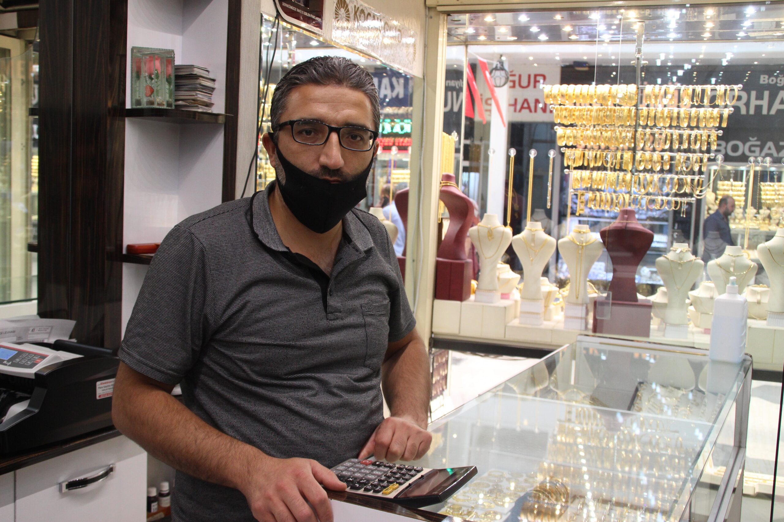 SARRAFLAR ALTIN FİYATLARININ YÜKSELMESİNDEN DERTLİ