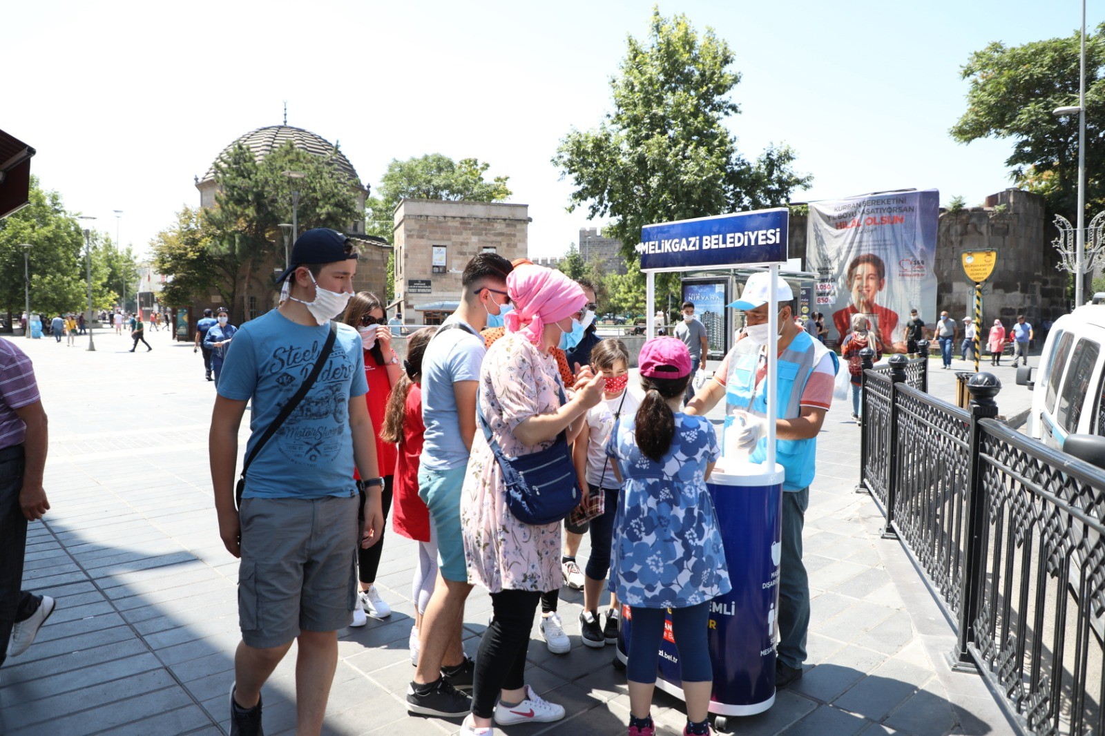 MELİKGAZİ BELEDİYESİ STANTLARDA MASKE DAĞITIYOR