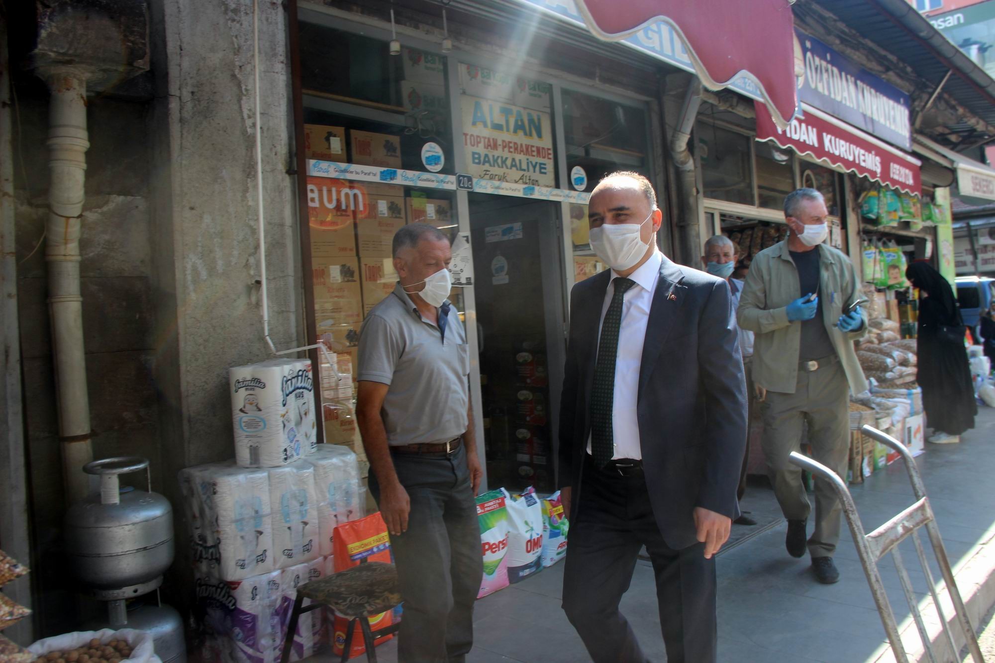 Vali Şehmus Günaydın Kapalı Çarşı’da maske denetimi yaptı