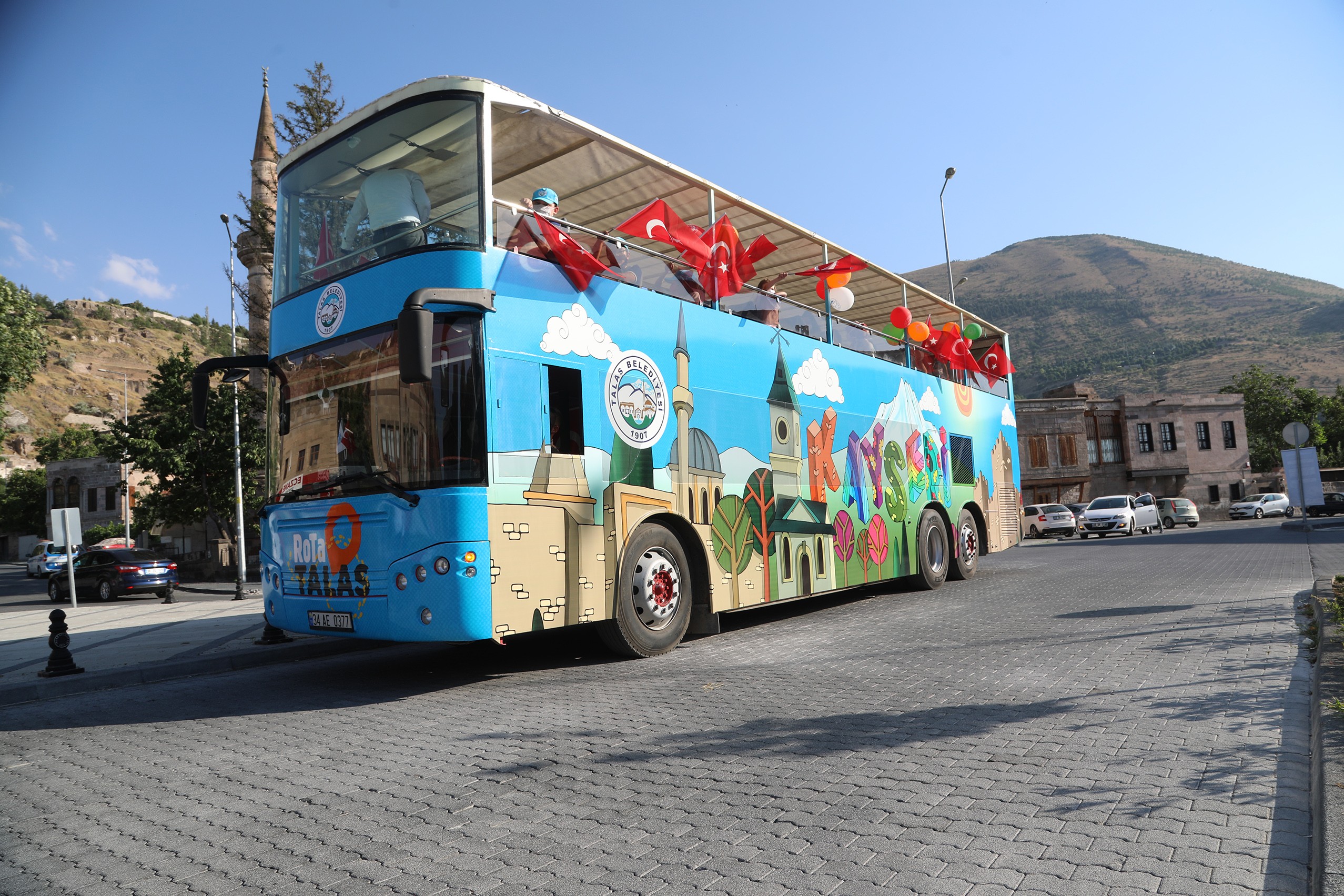 Başkan Yalçın, pandemi döneminde kitap okuyan çocukları üstü açık otobüsle gezdirdi