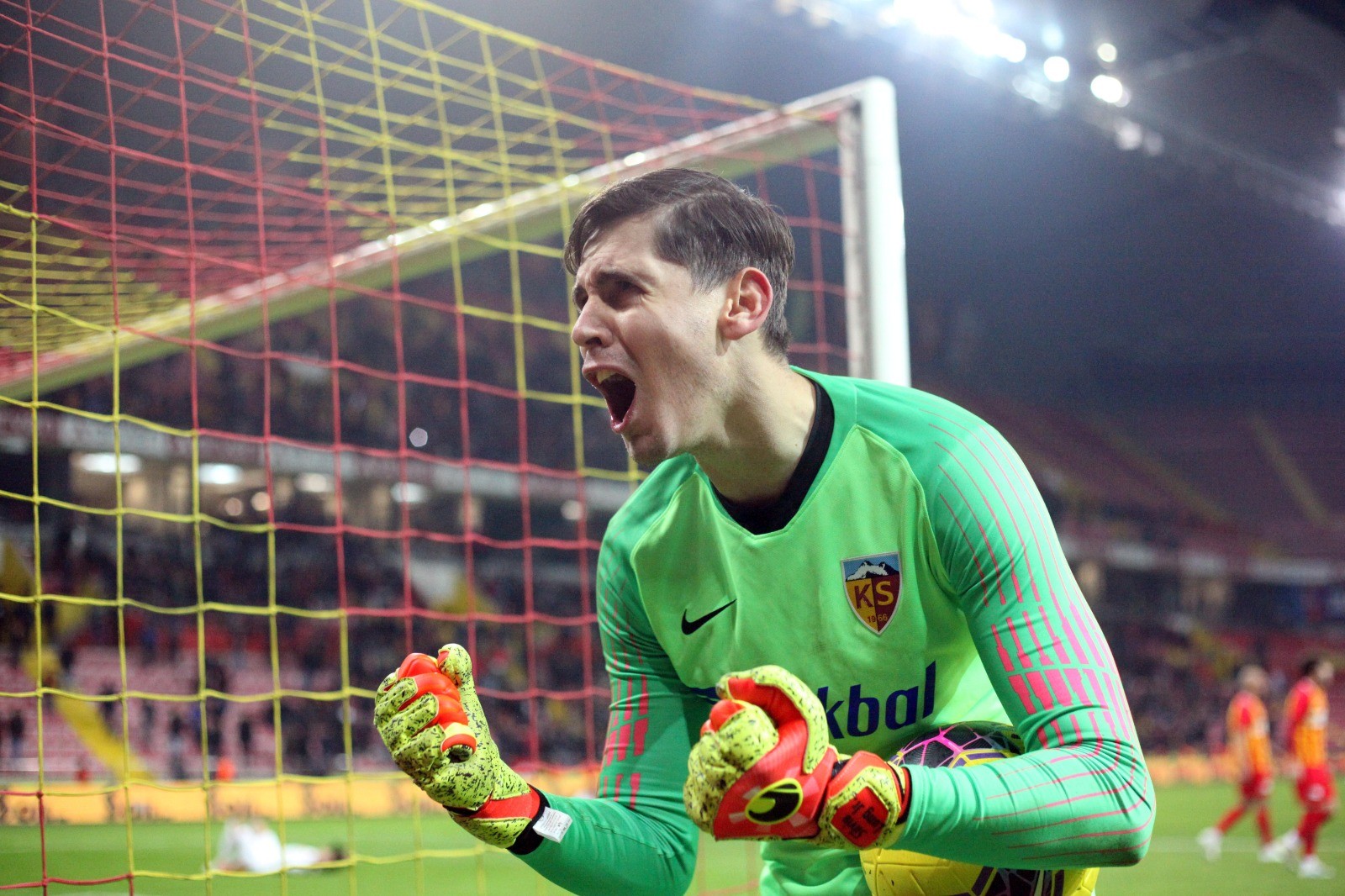 KAYSERİSPORLU FUTBOLCULAR SEVİNÇLİ KAPTAN SİLVİU LUNG: BUNU “HAK ETTİK”