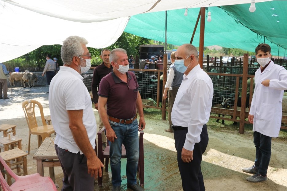 Başkan Esat Öztürk kurban pazarını ziyaret etti