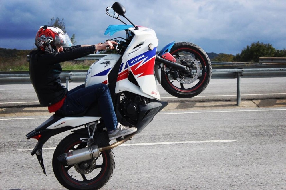 Düğün konvoyundaki motosikletlilerden tehlikeli hareketler