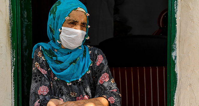 Görme engelli yaşlı kadının tek gözlü evde yaşam mücadelesi