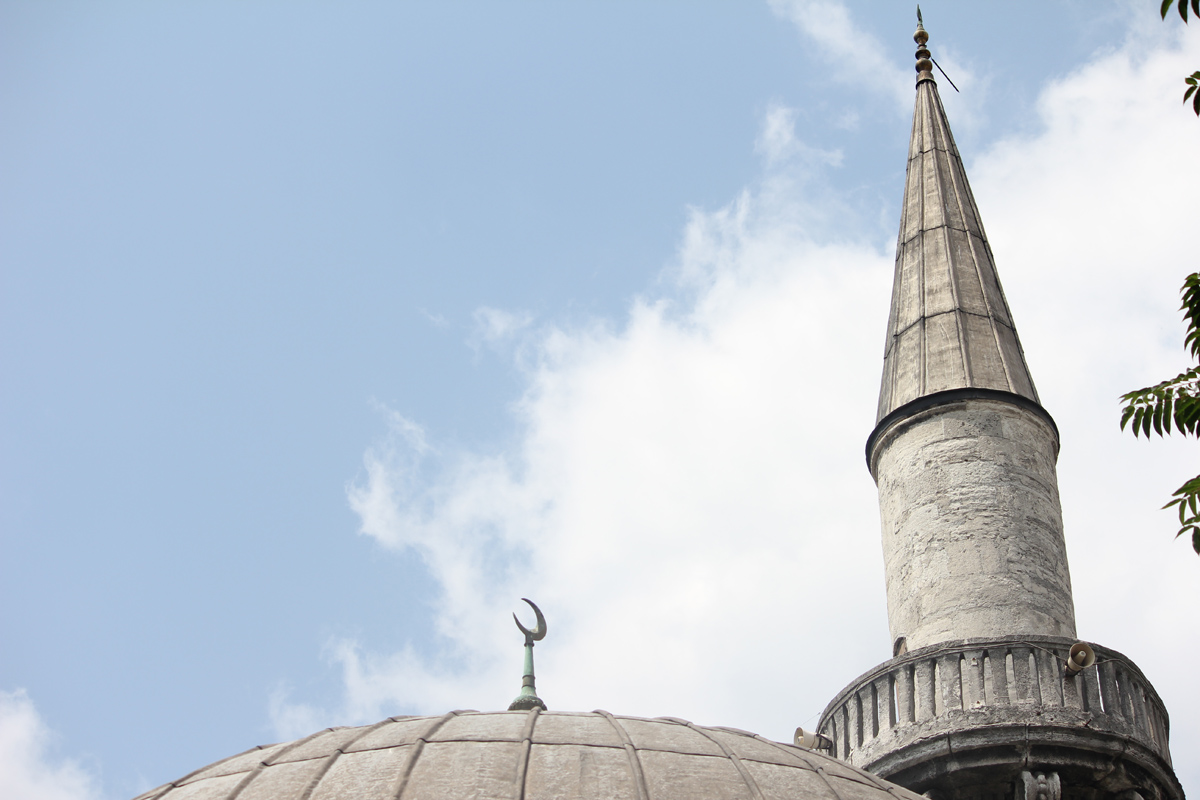 Cami minaresinden atlayan genç, kırıklarla kurtuldu