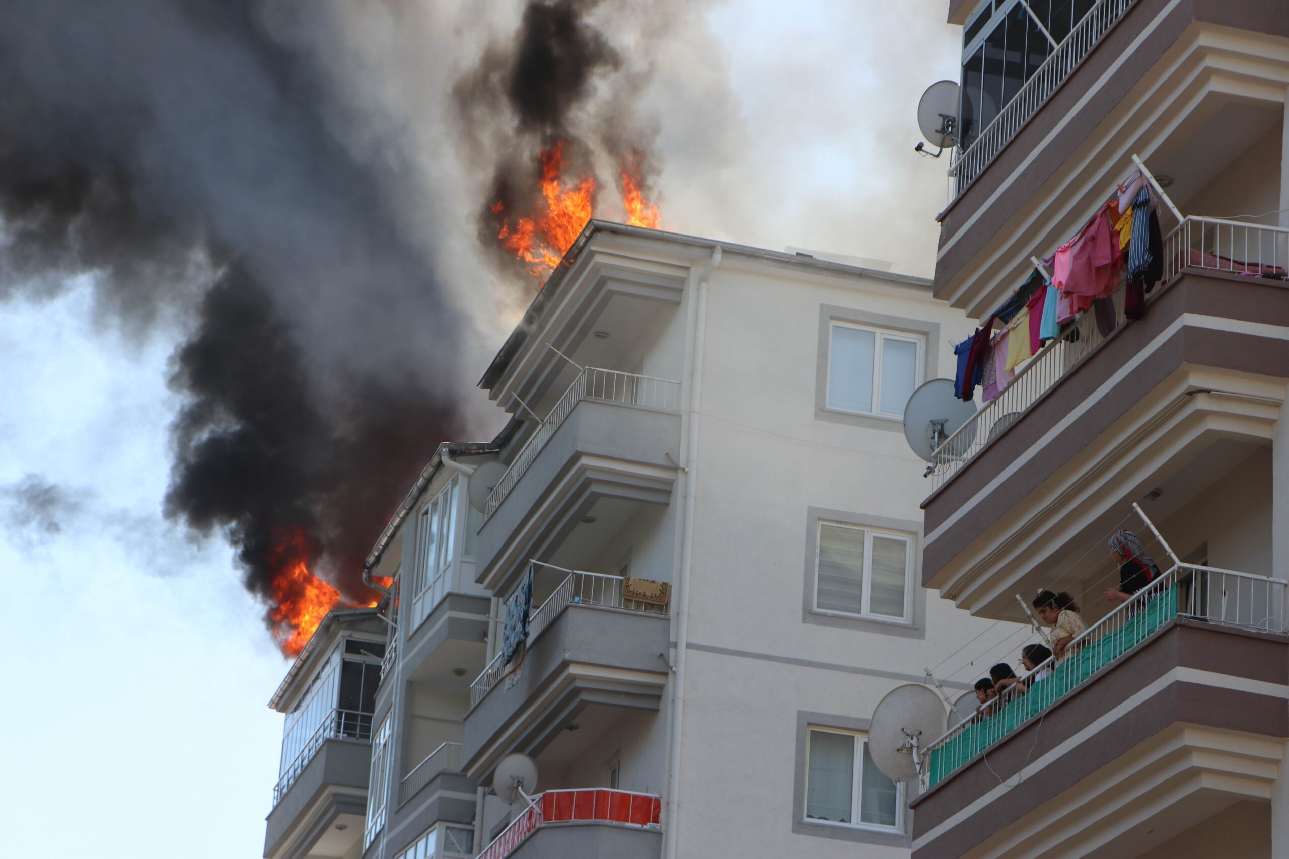 Çatıyı onarırken çıkan yangın, paniğe neden oldu