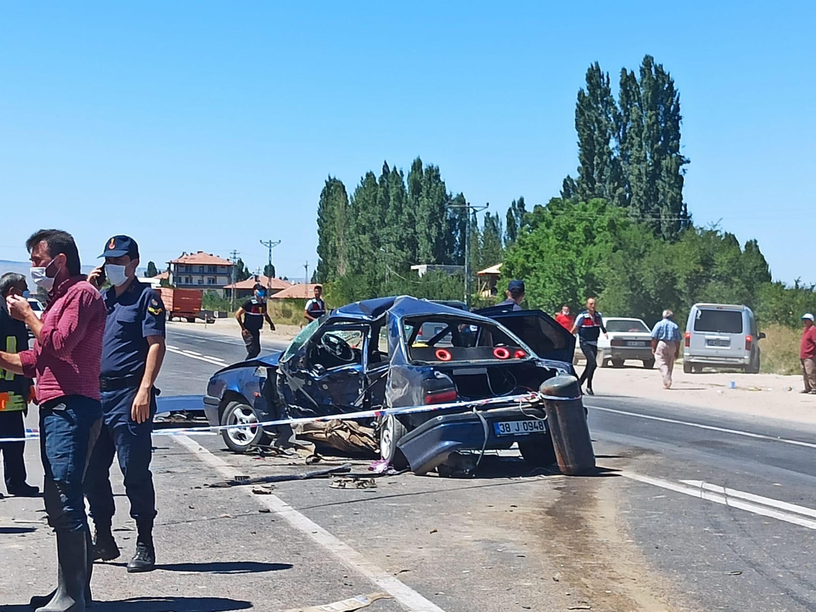 Aracın hurdaya döndüğü kazada 2 kişi hayatını kaybetti
