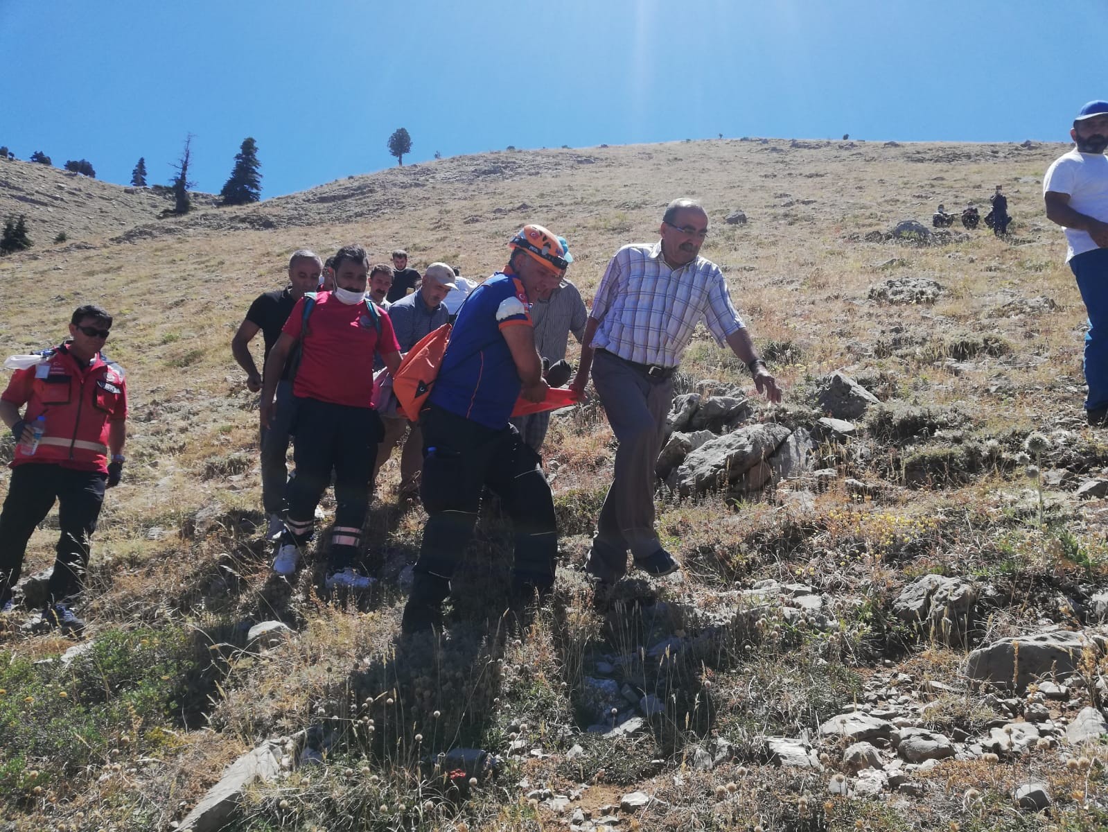 Dağda mahsur kalan şahsı ekipler 4 saat boyunca sedyede taşıdı