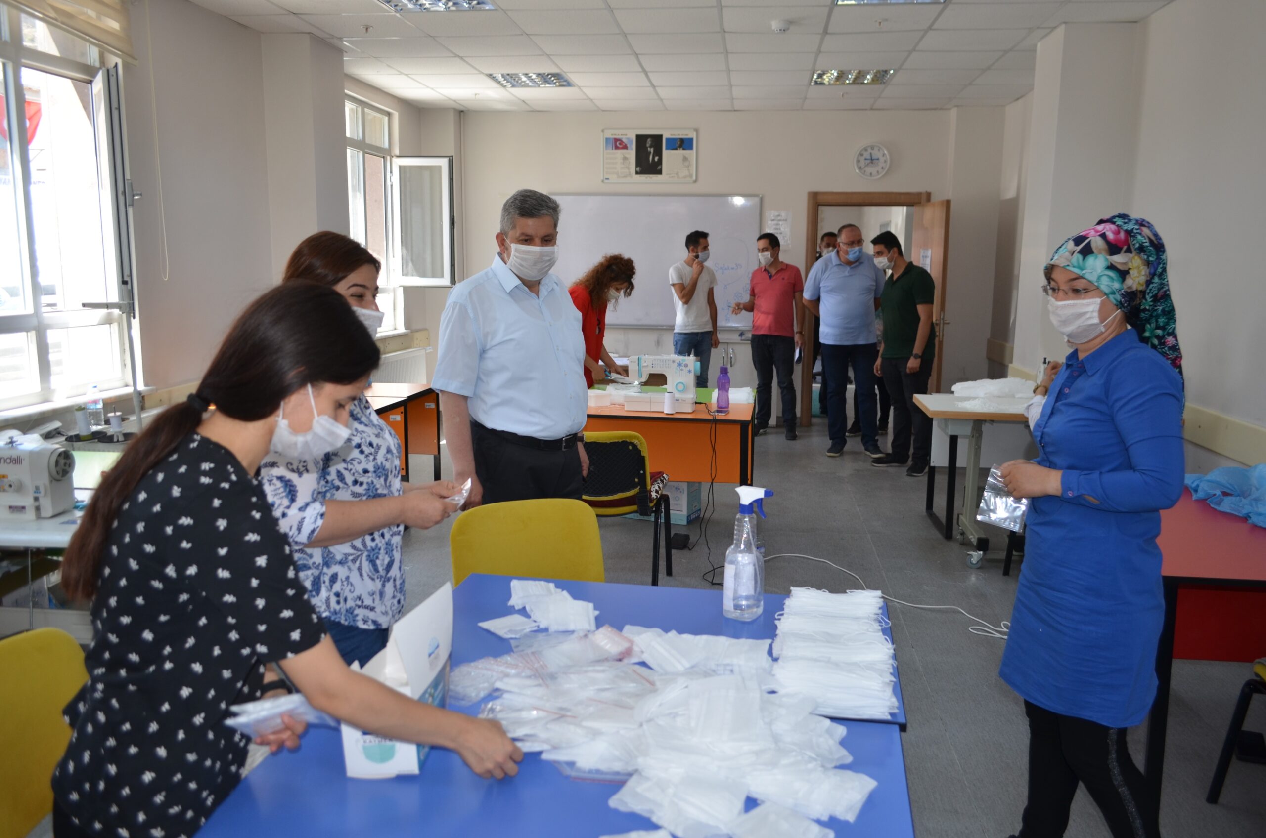 Başkan Altun, maske dikim kursunu ziyaret etti