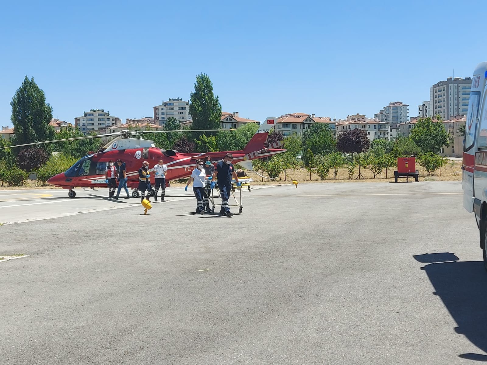 UÇURUMA YUVARLANAN OTOMOBİLİN SÜRÜCÜSÜ AMBULANS HELİKOPTERLE ŞEHİR MERKEZİNE GETİRİLDİ