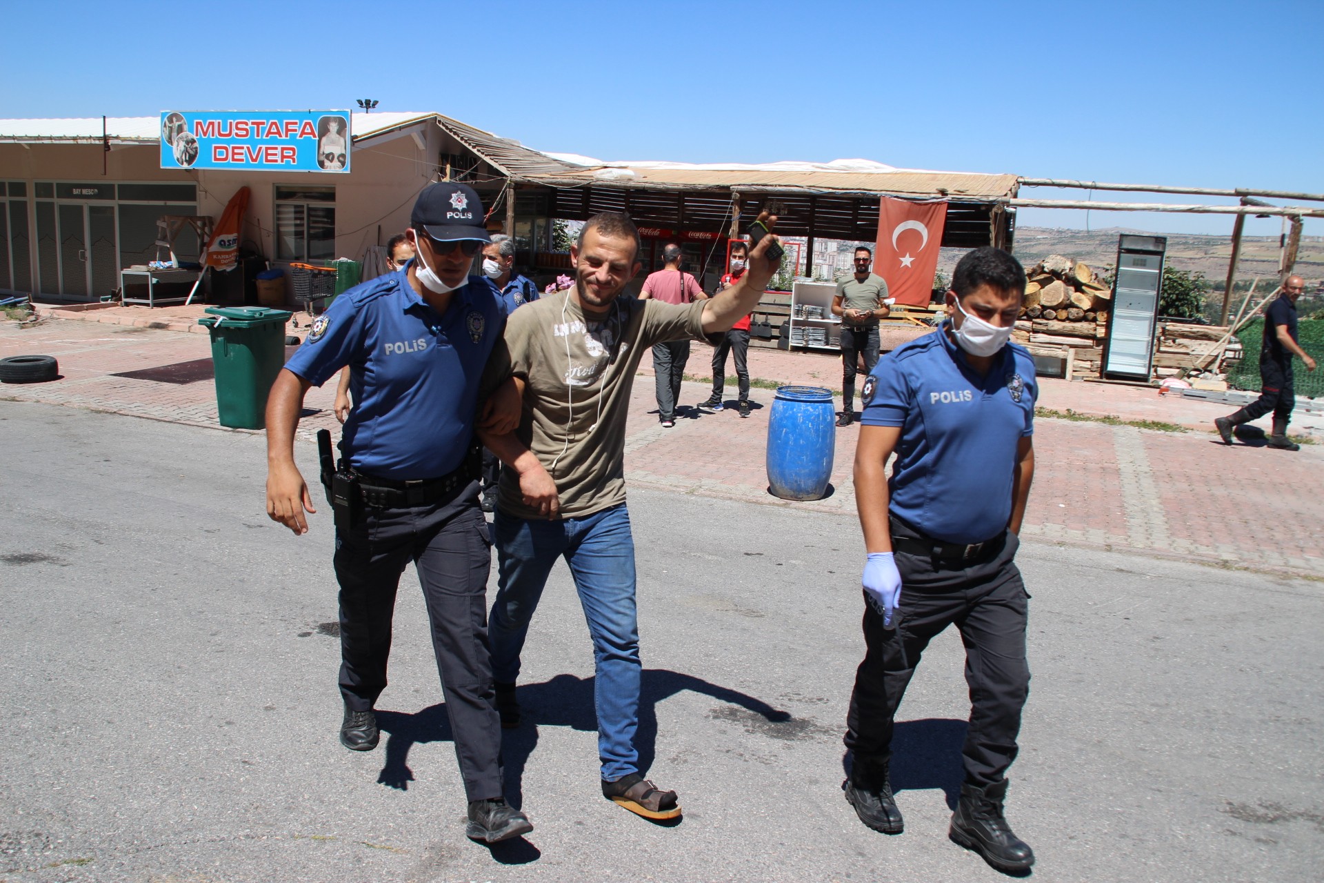 İş yerini benzin dökerek yaktı, ‘Yanlışlıkla çıktı yangın’ dedi