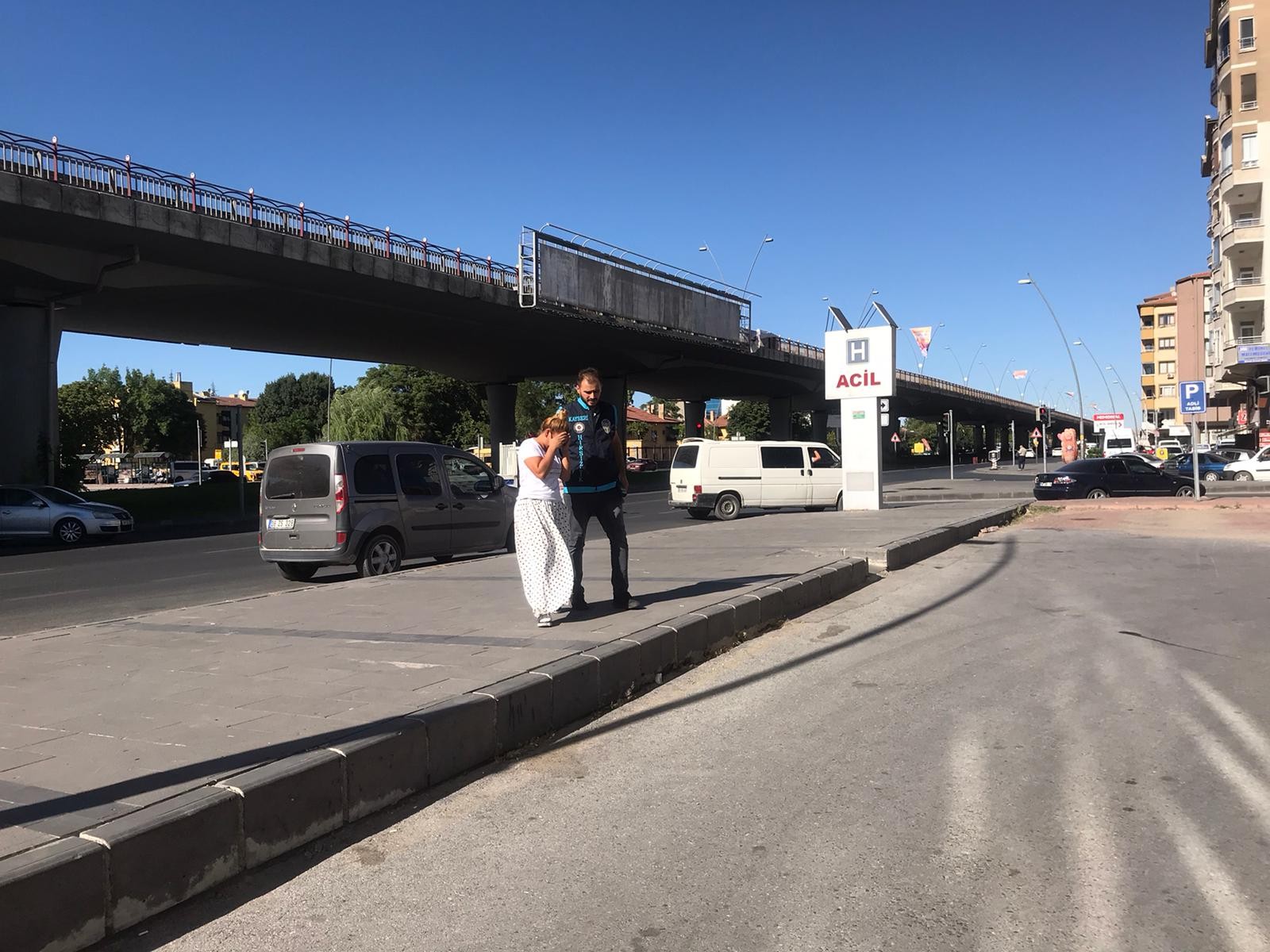 Evlere girerek altın ve bebek kıyafeti çalan kadın yakalandı