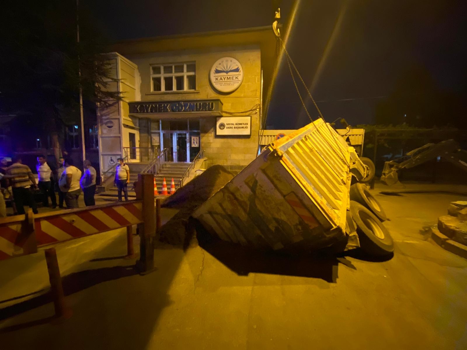 Çöken yola düşen kamyonet şaha kalktı