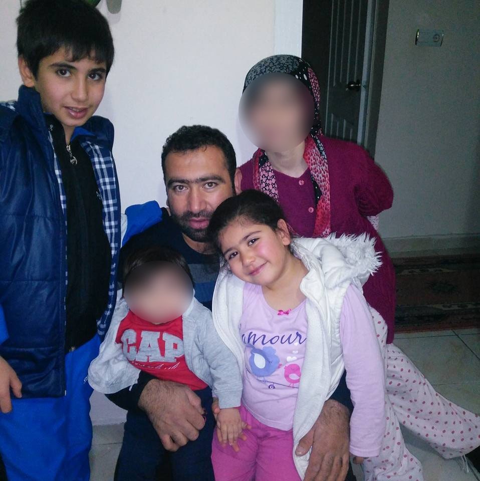 Irmağa giren iki çocuk boğuldu, baba kayıp