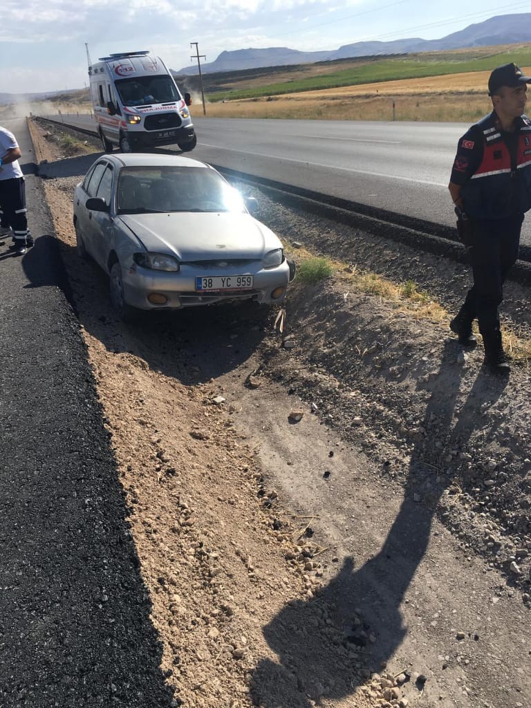 Direksiyon hakimiyeti kaybolan araç refüje girdi