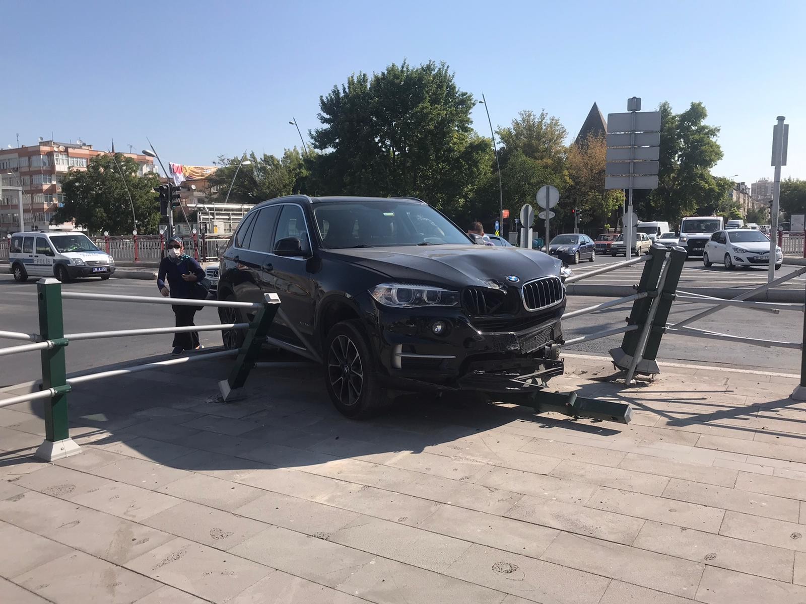 Sürücüsünün direksiyon hakimiyetini kaybettiği cip bariyerlere çarptı