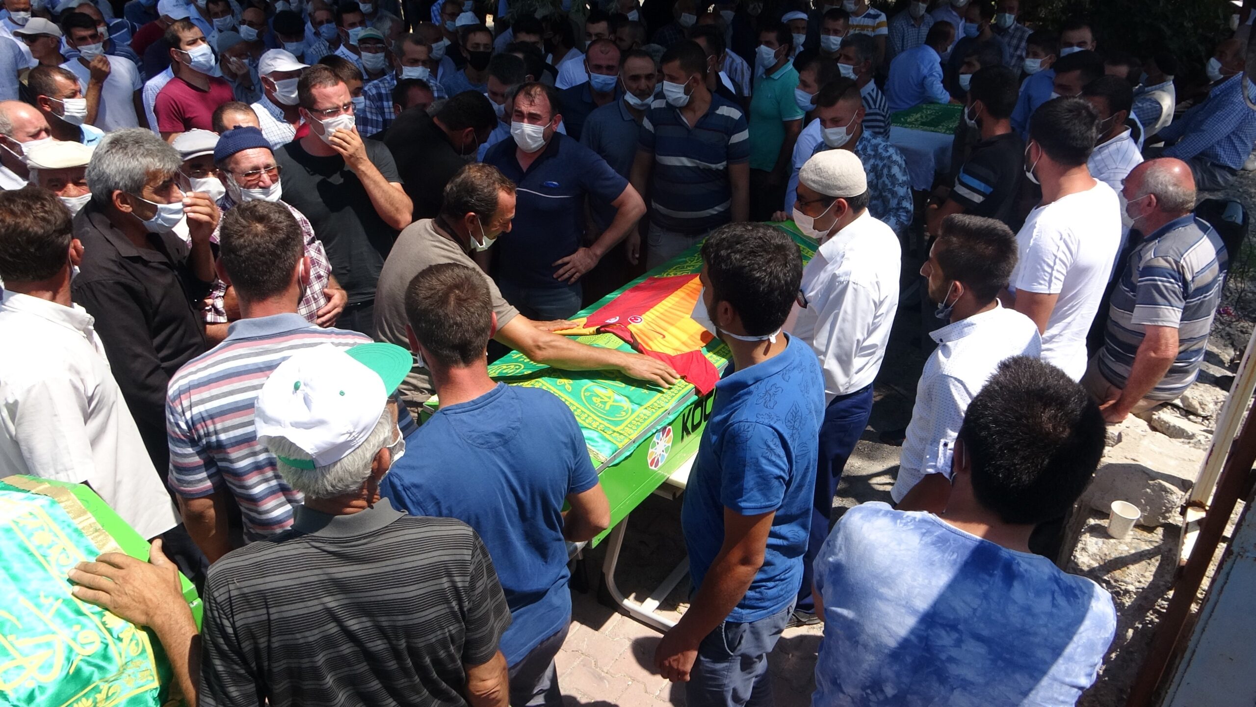 Boğularak hayatını kaybeden baba ve çocukları son yolculuğuna uğurlandı