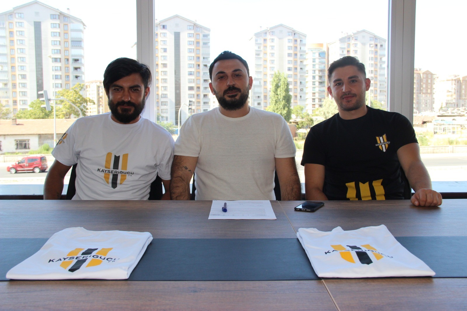 Tır ve minibüsün karıştığı kazada 11 kişi yaralandı