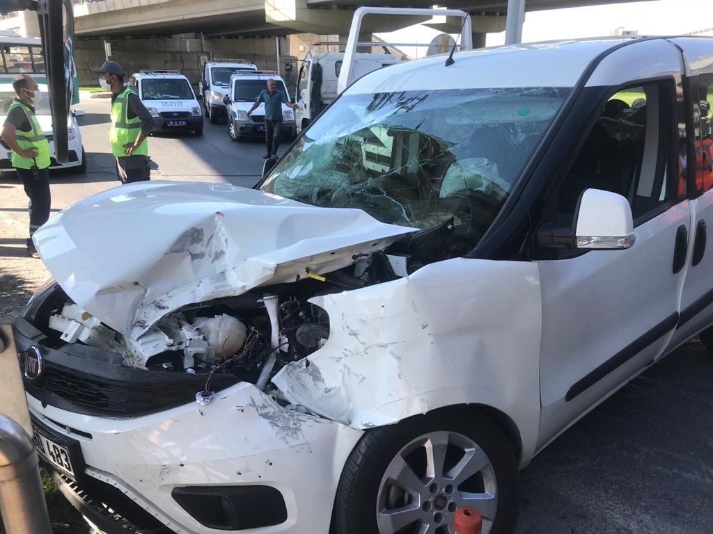 Ticari araçla çarpışan tramvay raydan çıktı: 2 yaralı