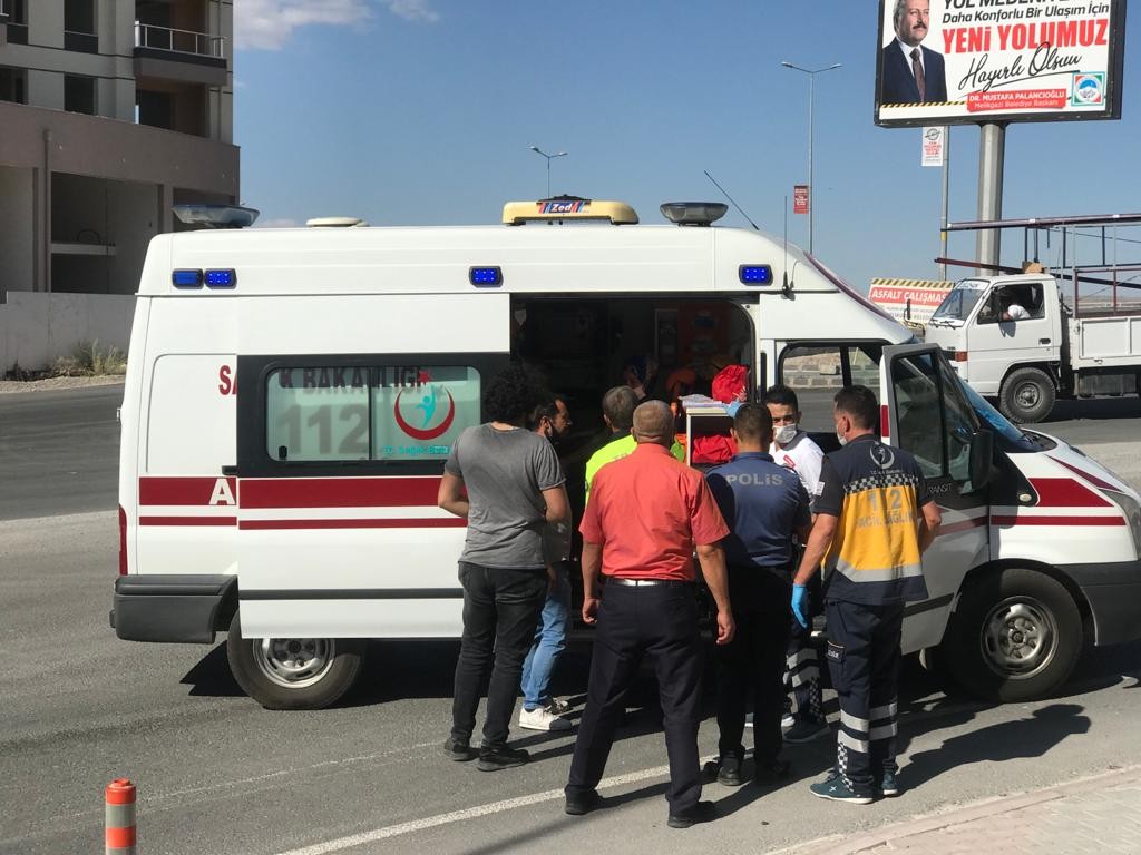 Minibüsü ile otomobil çarpıştı: 4 yaralı