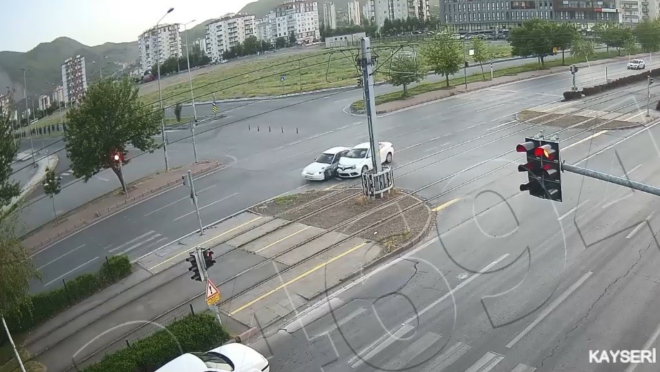 Kararsız kaldı kazaya neden oldu
