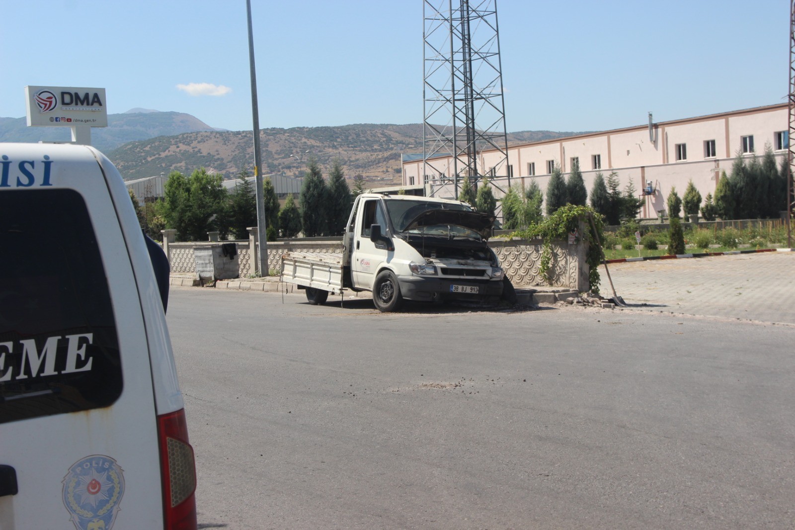 Direksiyon hakimiyetini kaybeden minibüs duvara çarptı