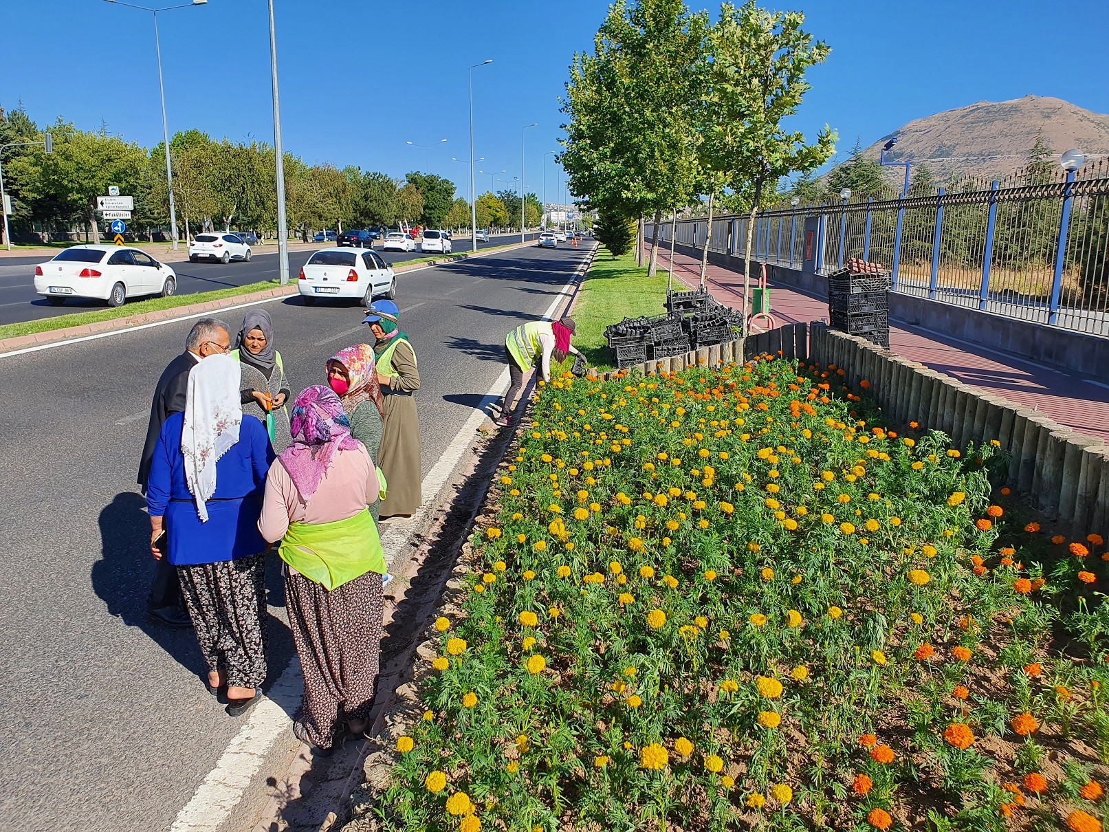 Başkan Büyükkılıç peyzaj işçileriyle sohbet etti