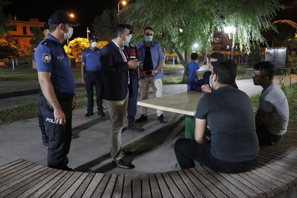 Kaymakam Bayram, Yeşilhisar’daki parklarda maske denetimi yaptı