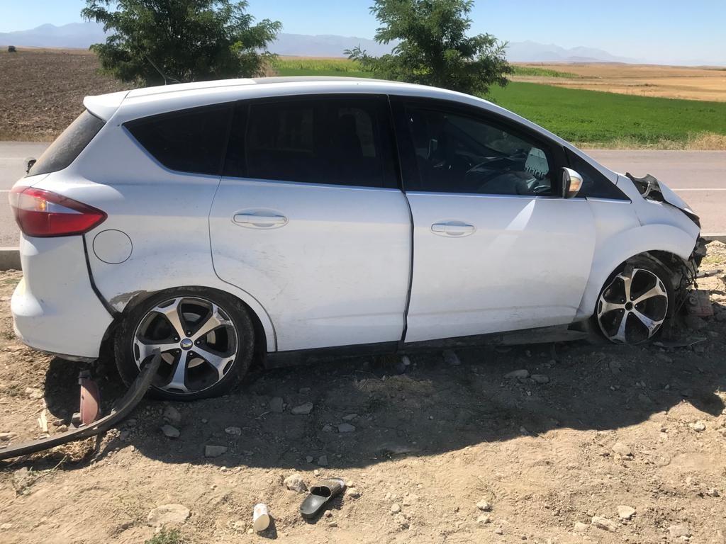 Refüje çarpan otomobilde aynı aileden 7 kişi yaralandı