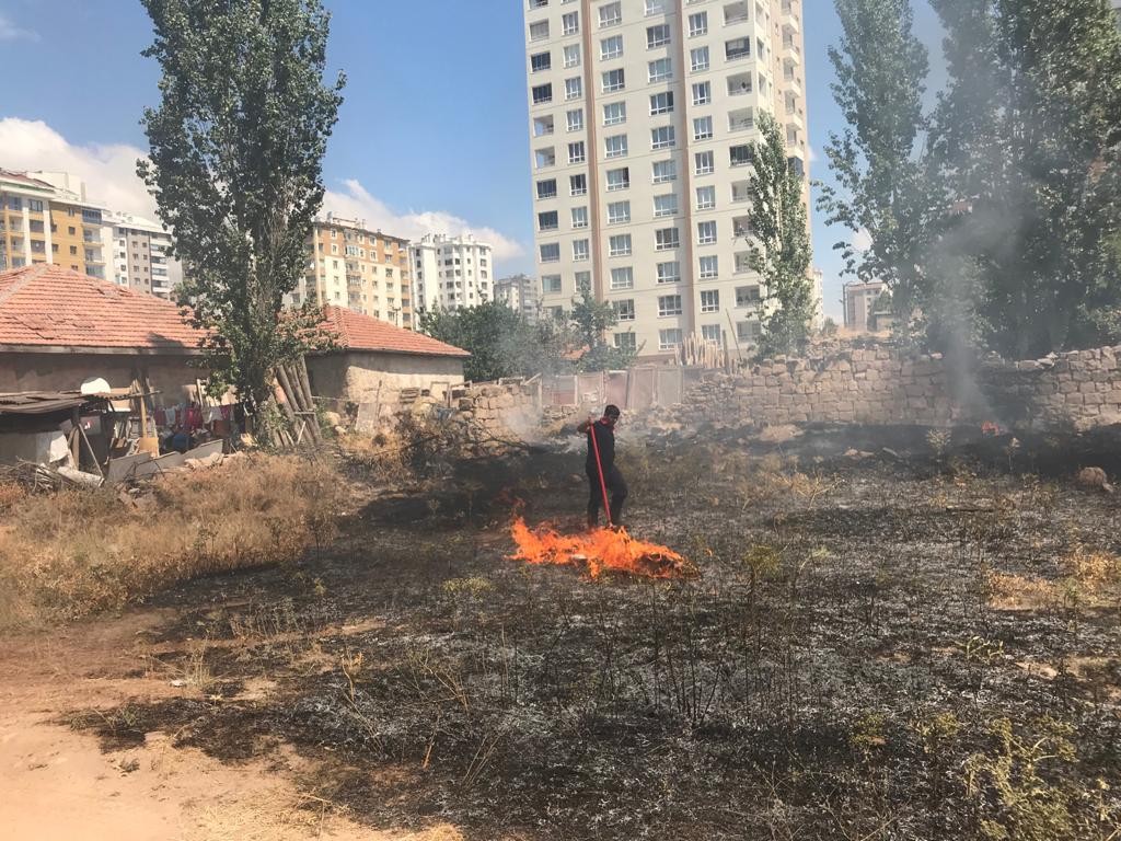 Evlerin arasında çıkan yangın itfaiyeyi harekete geçirdi