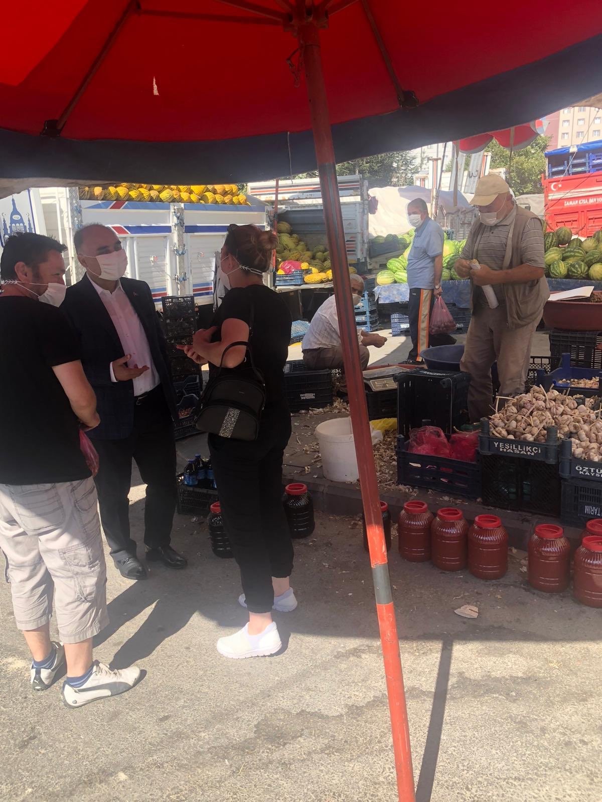Vali, şikayetlerin geldiği pazarda maske denetimi yaptı