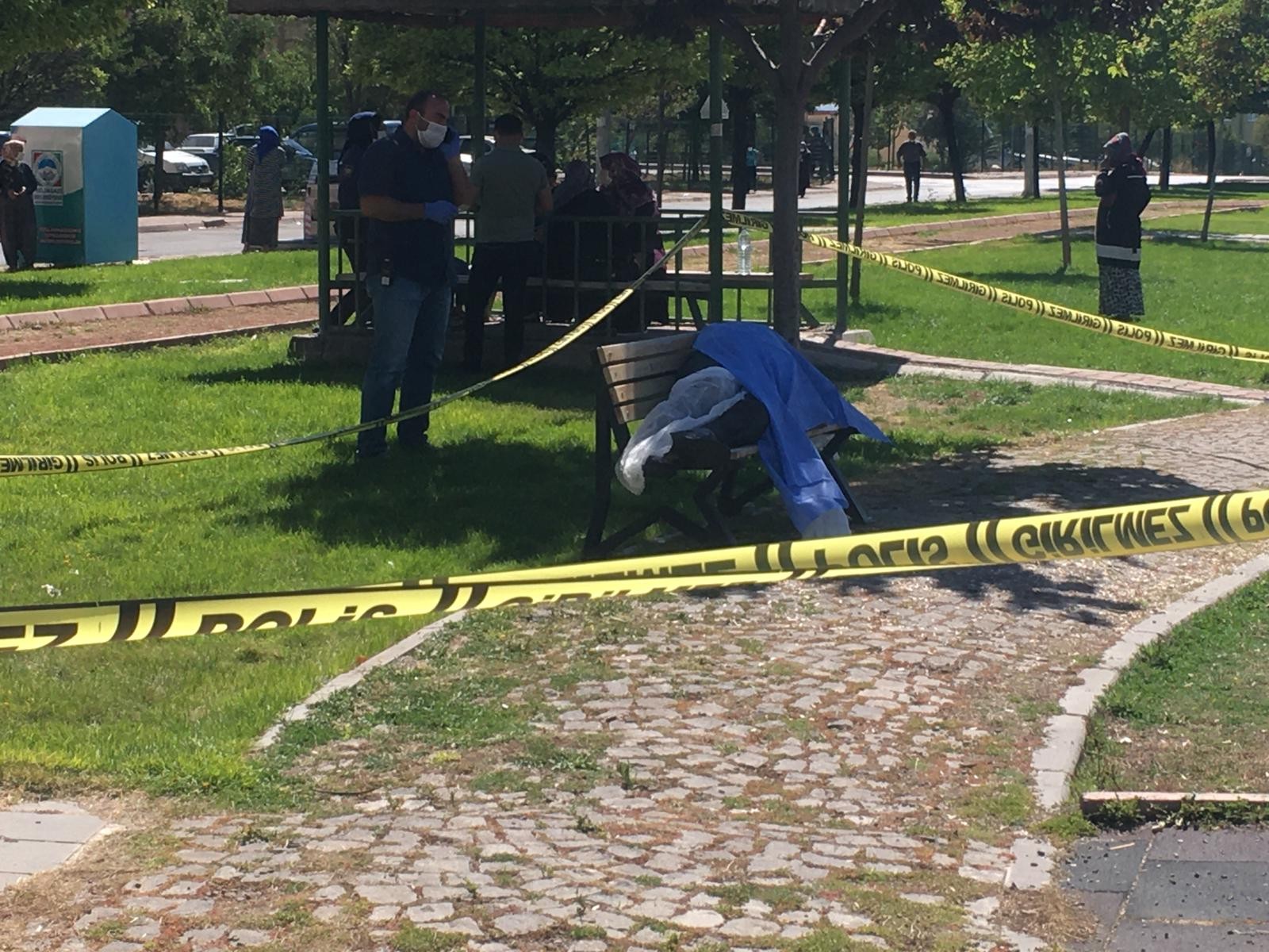 Dinlenmek için oturduğu banktan kalkamadı