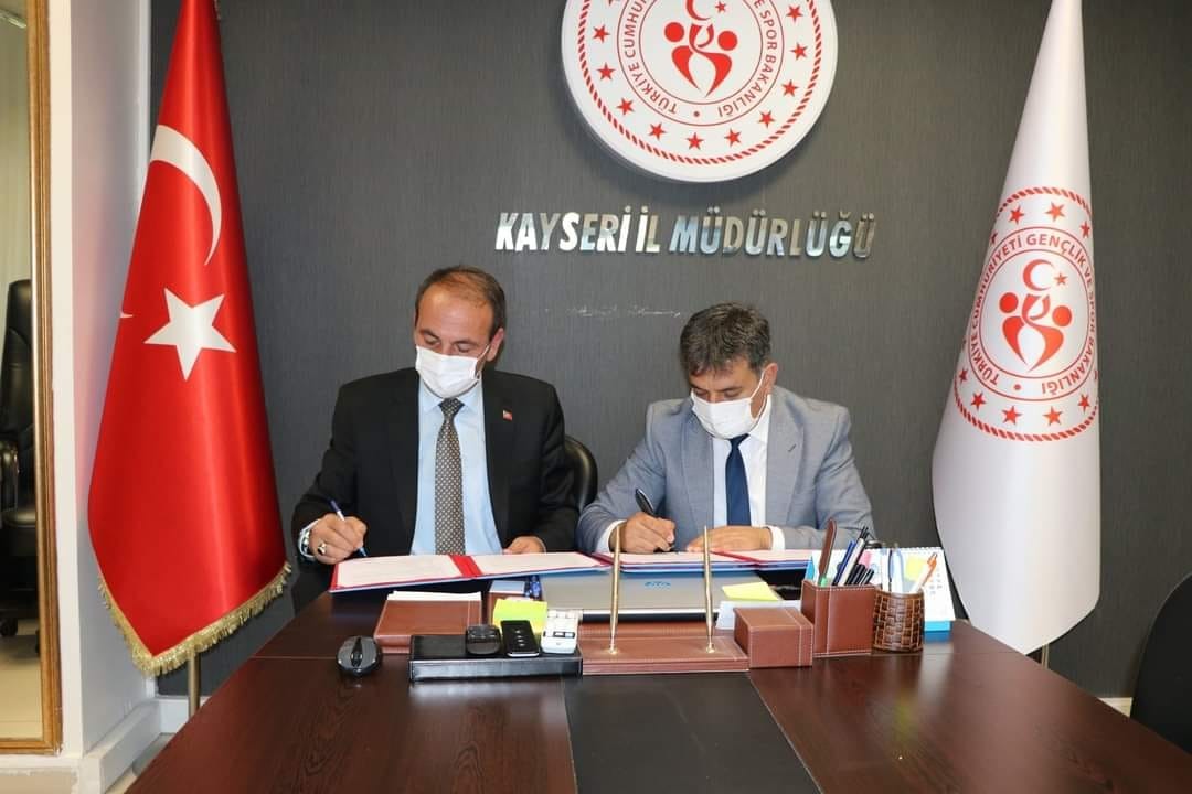 Tomarza’da futbol sahası ve spor salonu Gençlik ve Spor İl Müdürlüğü’ne devredildi