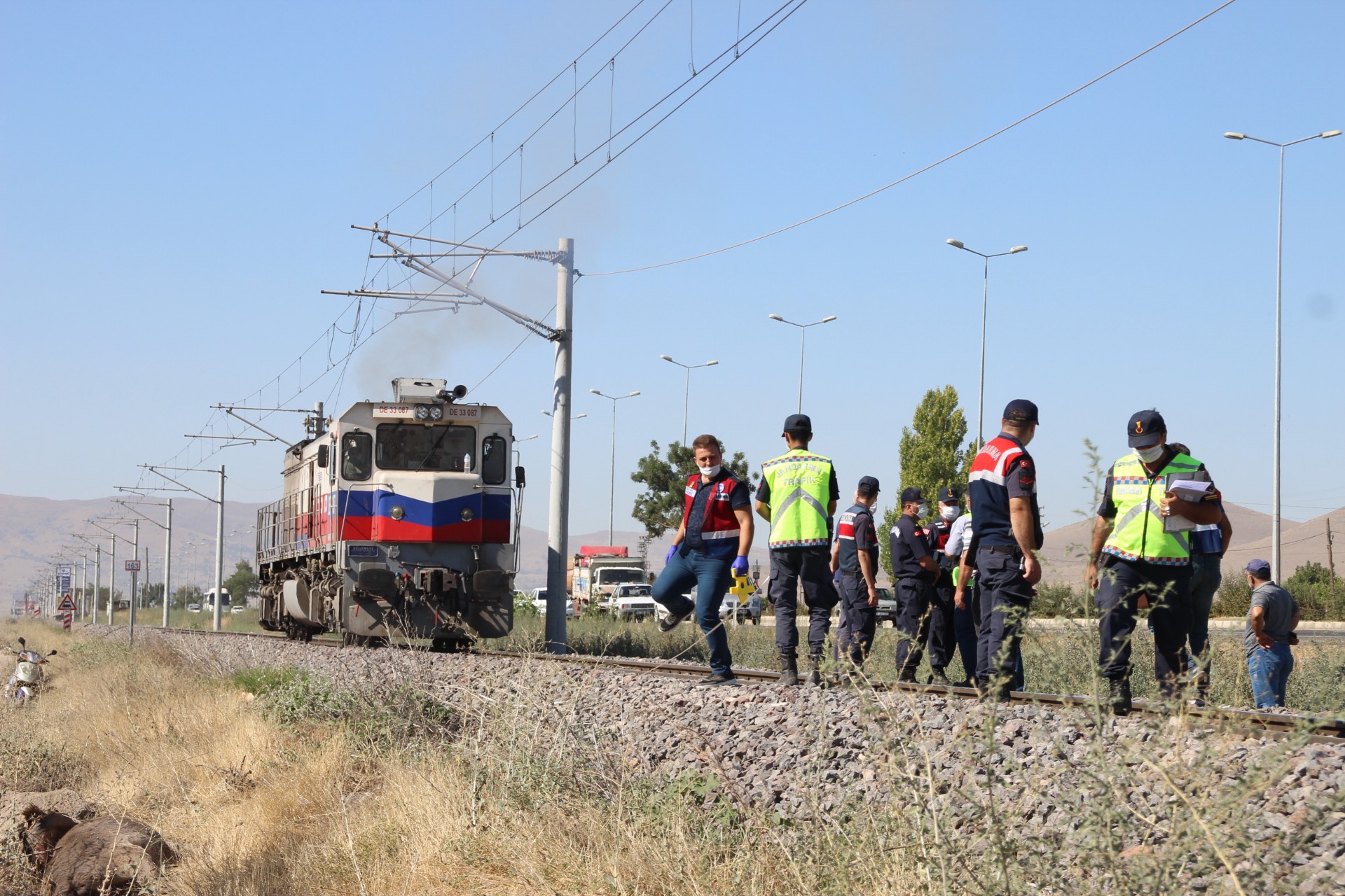 Lokomotif tren raylarında oturan gençlere çarptı: 1 ölü, 1 yaralı