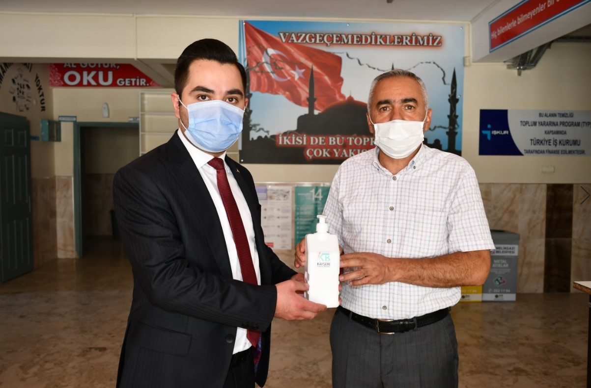 KTB’den ihtiyaç sahibi okullara maske ve dezenfektan yardımı