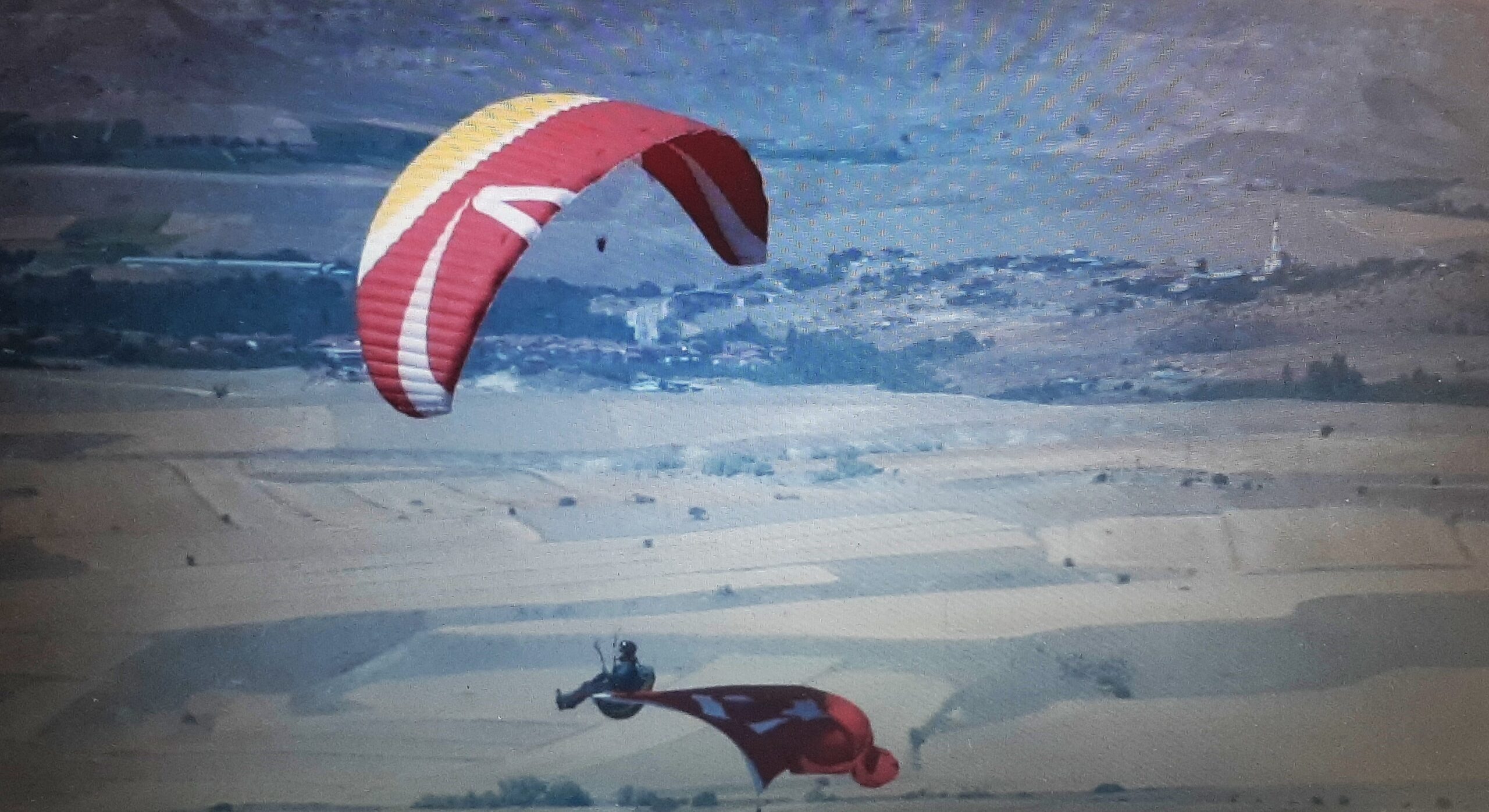 Gökyüzü tutkunları dev Türk bayrağıyla Zafer Bayramını kutladı