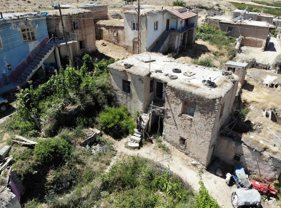 Çamur sıvalı evde yaşam mücadelesi