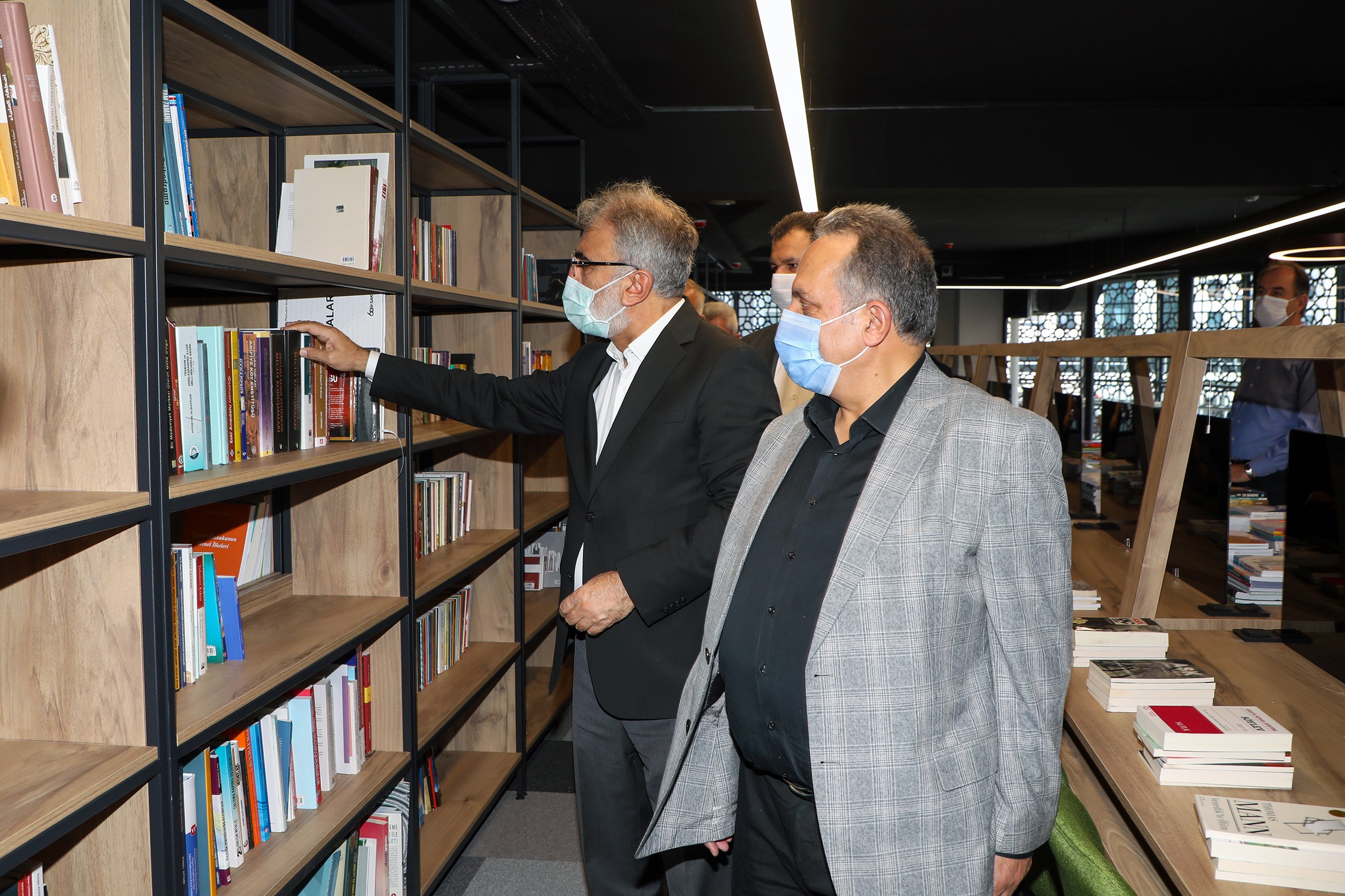 7/24 Kütüphane’ye ilk kitap bağışı Taner Yıldız’dan