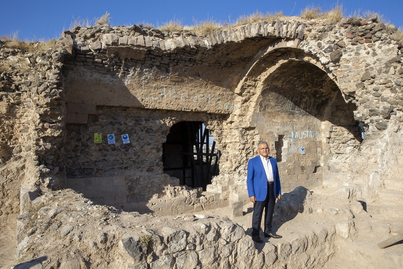 Selçuklu Dönemi anıt eserlerinden 800 yıllık Kızıl Köşk’te çalışma başlatıldı