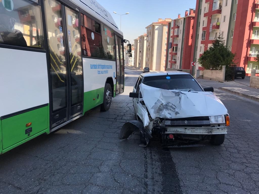 Otomobil aydınlatma direğine çarptı: 2 yaralı