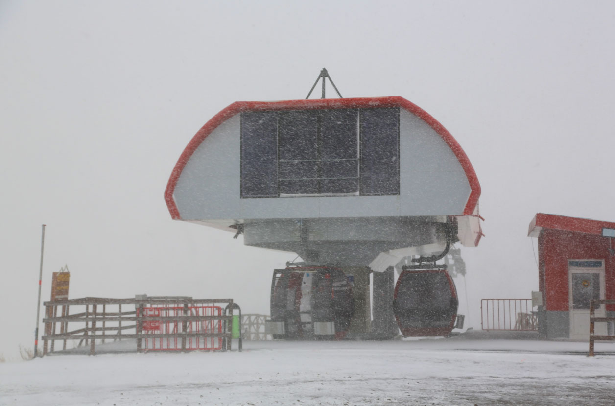 Erciyes Kayak Merkezi’ne lapa lapa kar yağdı